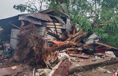 Kota Solok Dihantam Badai, Pohon Tumbang dan Rumah Warga Rusak